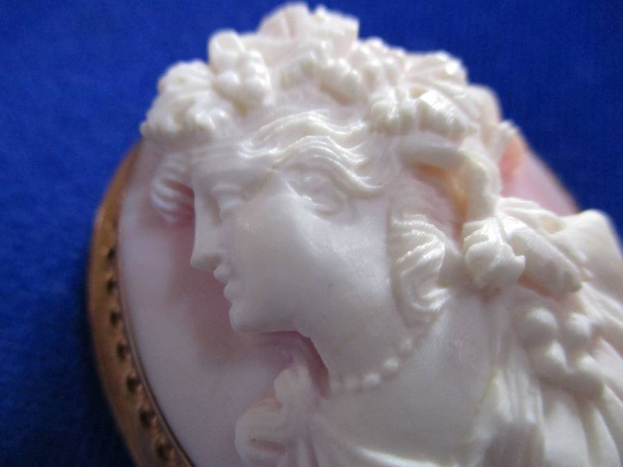 Solid 9 Carat Gold Antique Pink and White Shell Cameo Brooch!