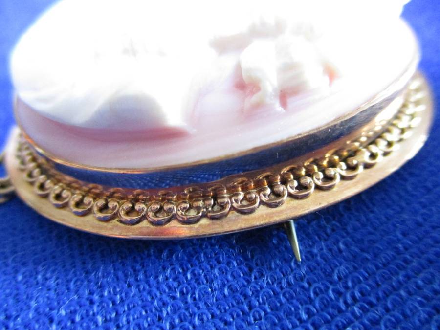 Solid 9 Carat Gold Antique Pink and White Shell Cameo Brooch!