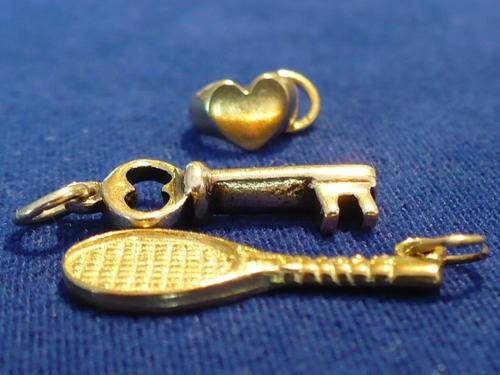 THREE DELIGHTFUL VINTAGE SOLID 9 CARAT GOLD CHARMS!