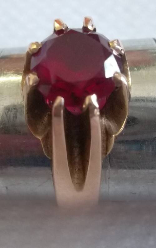9CT  5.33g  Gold  Ring with Red stone