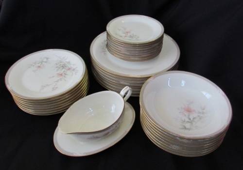 Noritake lyndfield dinner set for 8  settings (34 Piece)