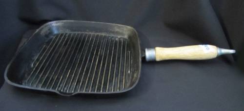 Cast iron grilling pan