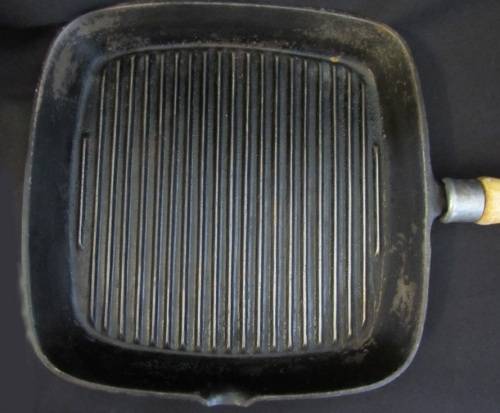 Cast iron grilling pan