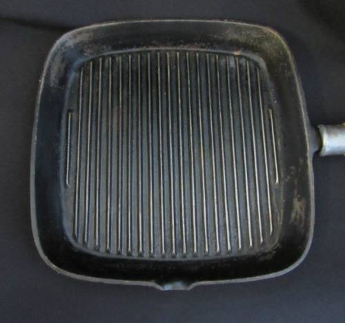 Cast iron grilling pan