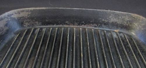 Cast iron grilling pan
