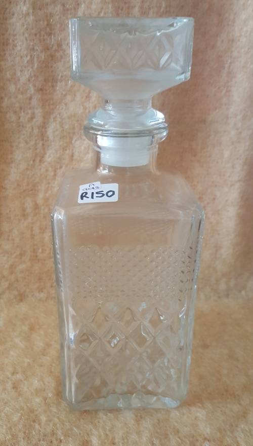 GLASS DECANTER