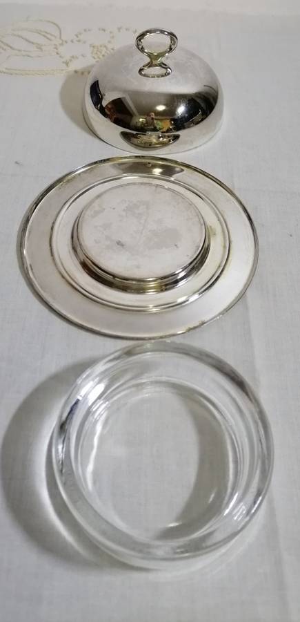 SILVERPLATED COVRED BUTTER DISH