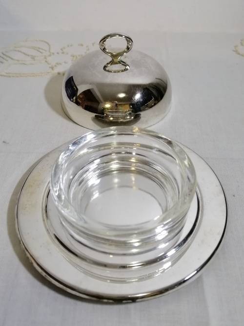 SILVERPLATED COVRED BUTTER DISH