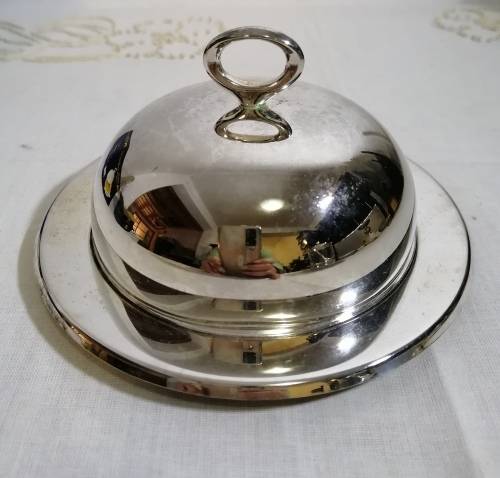 SILVERPLATED COVRED BUTTER DISH