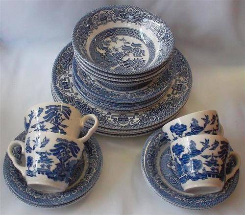 20 Piece Blue Willow Pattern Dinner Set