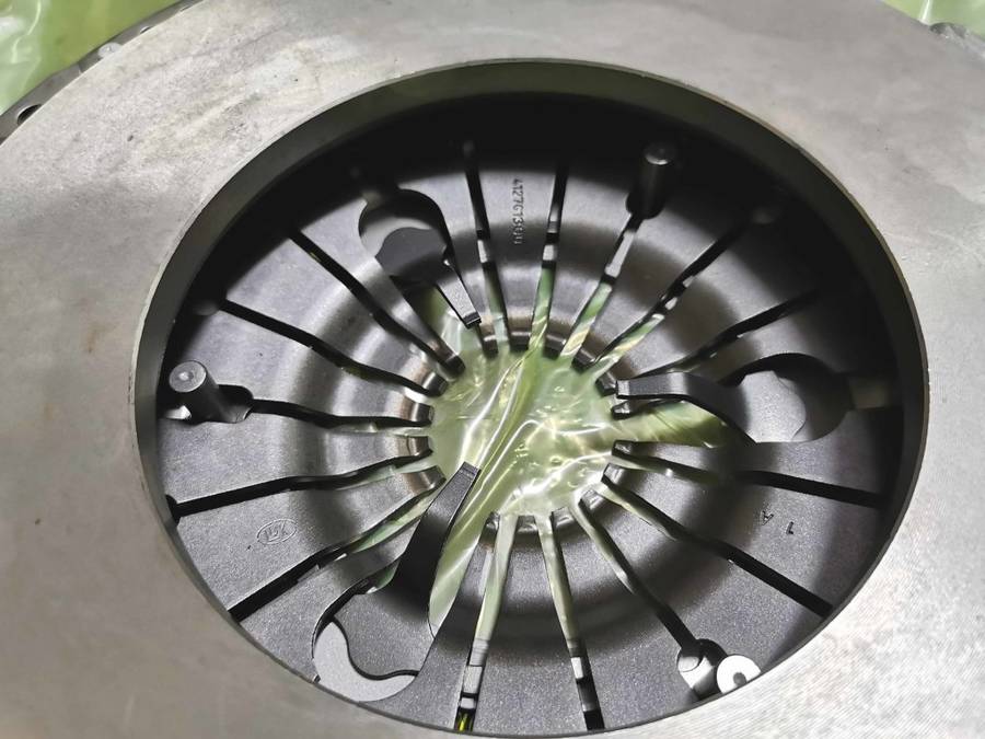 SCHAEFFLER  630310609 CHEVROLET TRIALBLAZER 2.5L,2.8L,CLUTCH KIT( CLUTCH PLATE,&PRESSURE PLATE ).