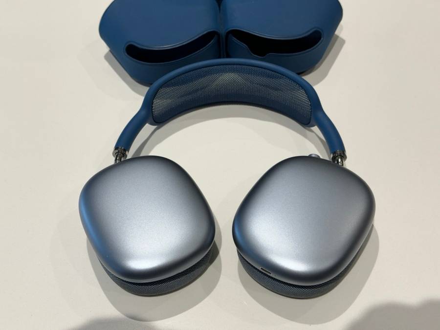 Blue AirMax Pro, with original case and charging cable