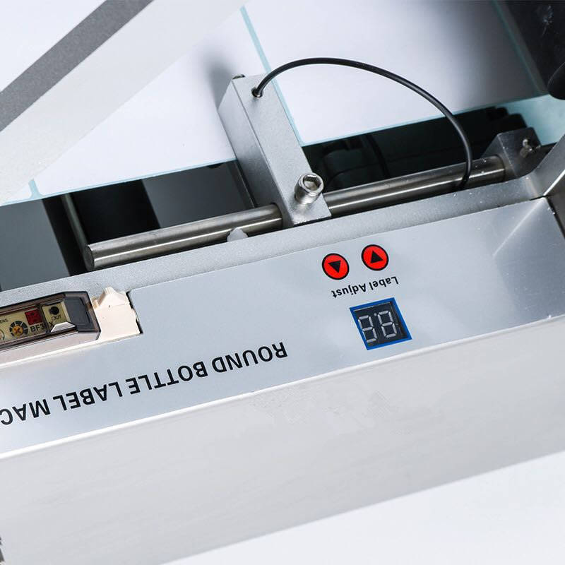 Automatic labeling machine for round bottles