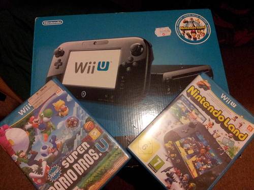 Wii U 32GB Premiun Black Console with Nintendoland and New Super Mario Bros U