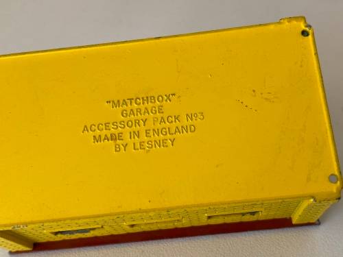 Vintage Garage no.3 (Matchbox Lesney - Made in England +/-1:66) - one door missing