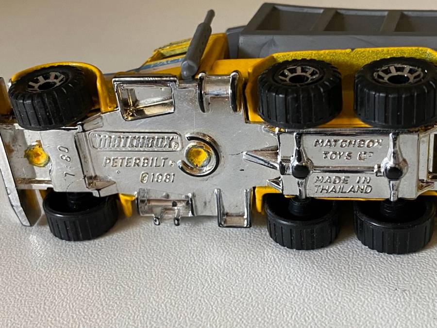 Peterbilt Dump Truck - 1981 (Matchbox 1:80)