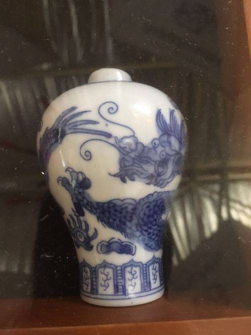 A AMAZING FRAMED BOXED SHELF WITH BOOKS AND PORCELAIN VASE