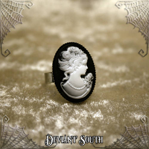 Deviant South `Carpe Diem` Lady Scarlett Cameo Ring