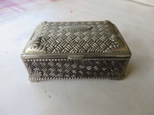 BEAUTIFUL DESIGNED METAL TRINKET / JEWELLERY BOX - 95 X 60 MM - 30 MM HIGH - AS PER SCAN