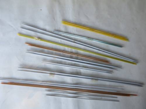 11 PAIRS OF KNITTING NEEDLES - VARIOUS LENGHT AND THICKNESSES - AS PER SCAN