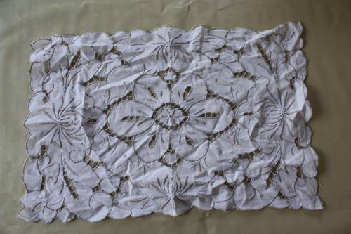 BEAUTIFUL SMALL TABLE CLOTH - 450 X 280 MM - PLEASE HAVE A LOOK