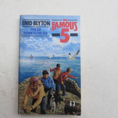 ENID BLYTON - THE FAMOUS 5 - FIVE GO DOWN TO THE SEA - 1982