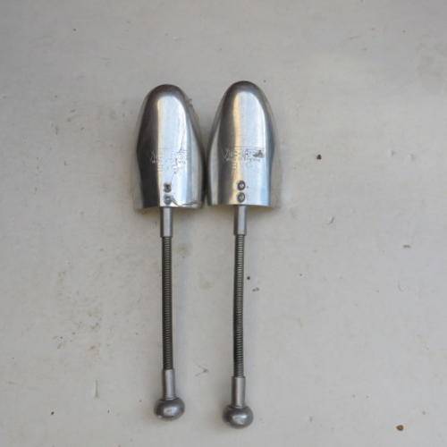 A PAIR OF METAL SHOE STRETCHER - VIC TREE - 8 X 9