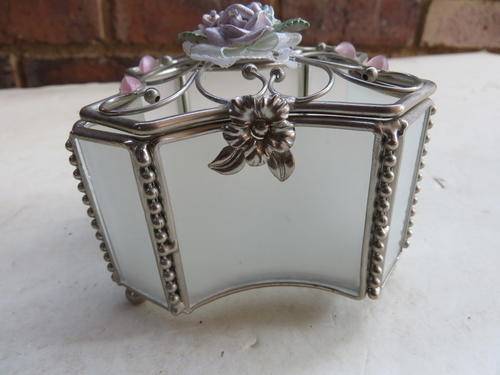 BEAUTIFUL JEWELLERY BOX - 100 X 90 MM - 65 MM HIGH