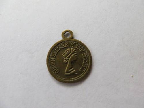 SMALL AMULETT - 13 MM DIAM. - QUEEN ELIZABETH THE SECOND