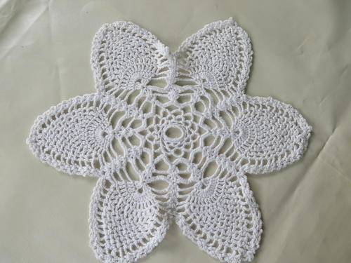 BEAUTIFUL DOILY - 170 MM DIAM. - AS PER SCAN