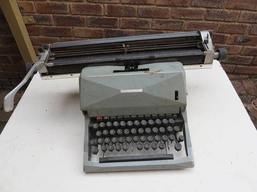 OLD OLIVETTI 82 DIASPRON TYPEWRITER - NOT WORKING - AS A COLLECTORS ITEM ONLY - AS PER SCAN