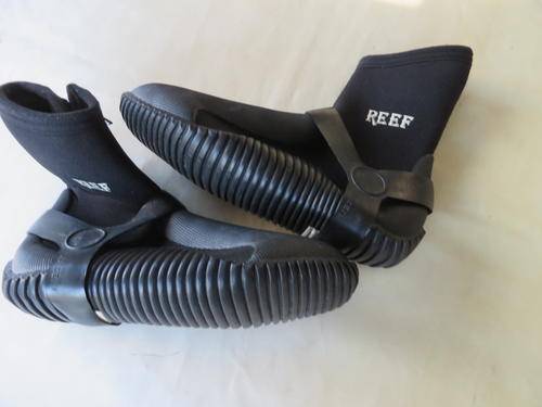 BLACK BOOTS - REEF - SIZE M - AS PER SCAN