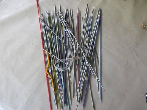 75 UNSORTED SINGLE KNITTING NEEDLES - VARIOUS LENGHT AND THICKNESSES - AS PER SCAN