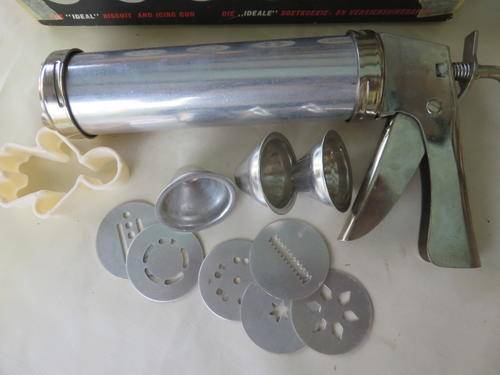 OLD IDEAL BISCUIT AND ICING GUN WITH ATTACHMENTS - AS PER SCAN