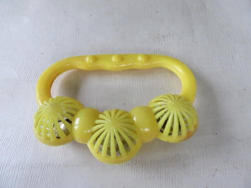 SMALL PLASTIC RATTLE - 100 MM WIDE - AS PER SCAN