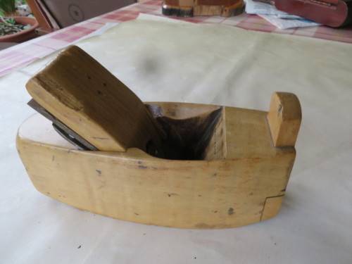 UNUSUAL VINTAGE  SHAPED WOODEN PLANER - 200 X 75 MM - 70 MM HIGH -