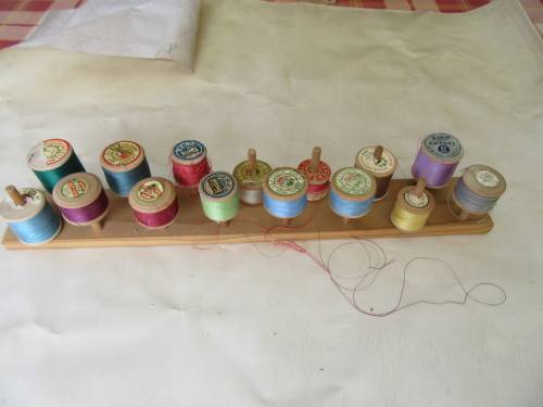 15 WOODEN COTTON REELS ON WOODEN STAND - 390 X 55 X 13 MM - AS PER SCAN