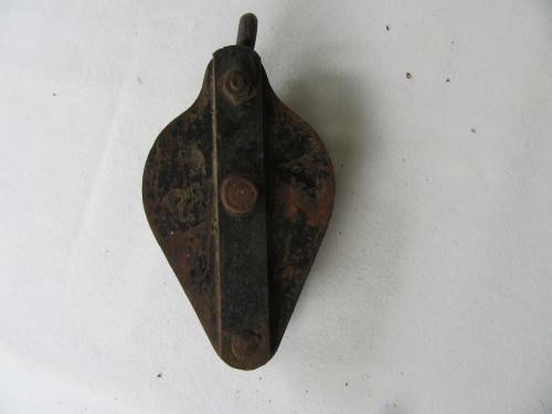 OLD PULLEY - APPR. 100 X 170 X 30 MM - HOOK IS MISSING - AS PER SCAN