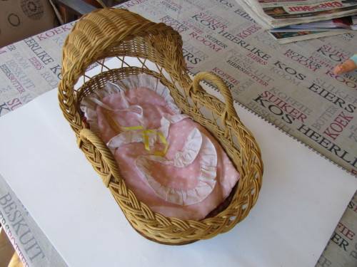WICKER CARRY COT FOR YOUR DOLL - 380 X 200 MM - 230 MM HIGH - AS PER SCAN