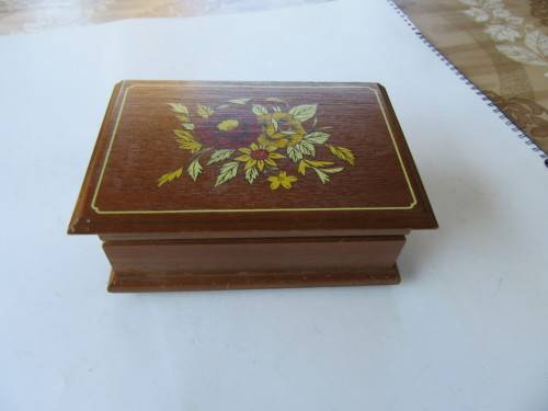 BEAUTIFUL WOODEN JEWELLERY BOX - 155 X 105 X 65 MM - MUSICAL DEVICE NOT WORKING - AS PER SCAN