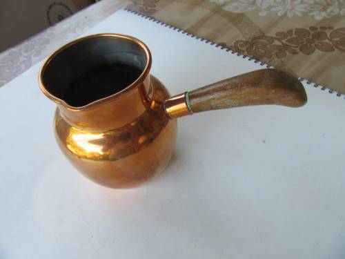 COPPER SCOOP WITH WOODEN HANDLE - 100 MM DIAM. 120 MM HIGH - AS PER SCAN