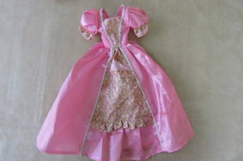 10 VARIOUS DOLLS CLOTHINGS - AS PER SCAN