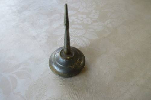 OLD OIL CAN - 45 MM DIAM. - 90 MM HIGH - AS A COLLECTORS ITEM ONLY - AS PER SCAN
