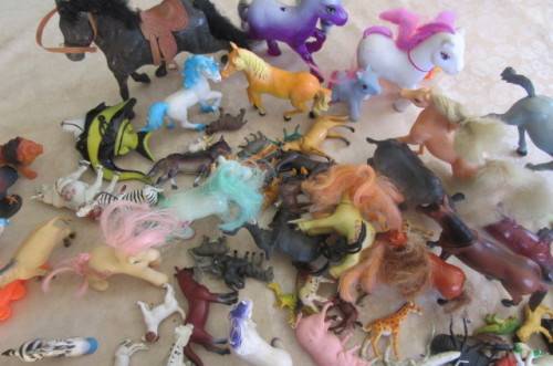 90 HIGHLY COLLECTABLE HARD PLASTIC TOYS / ANIMALS - BID PER ITEM