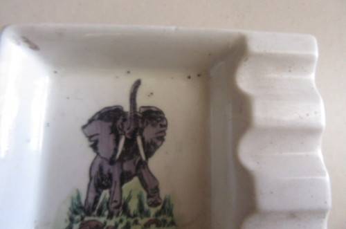 CERAMIC ASH TAY WITH ELEPHANT