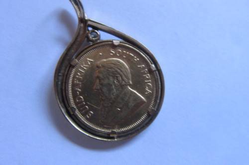 CHRISTMAS IS COMINGBEAUTIFUL FRAMED 1/4 KRUGER RAND - 1983 WITH UNKNOWN STONE - 11.2.G - AS PER SCAN