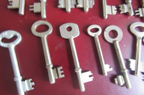 17 VARIOUS OLD  KEYS - K5 - BID PER ITEM