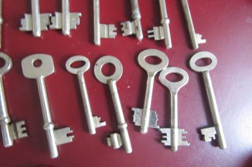 17 VARIOUS OLD  KEYS - K5 - BID PER ITEM