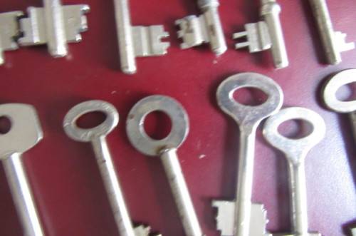 17 VARIOUS OLD  KEYS - K5 - BID PER ITEM