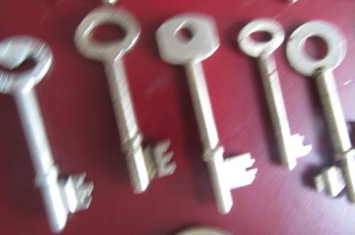 17 VARIOUS OLD  KEYS - K5 - BID PER ITEM